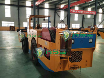 Máquina alaranjada do carregador-transportador de  utilizada como multi - equipamento do papel