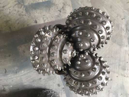 Tipo cônico Tricone personalizado do rolamento da circulação de ar do forjamento dos bocados de broca da rocha